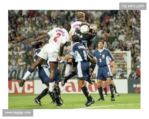 坎贝尔在足球场上担任什么位置 详细分析其战术角色和贡献