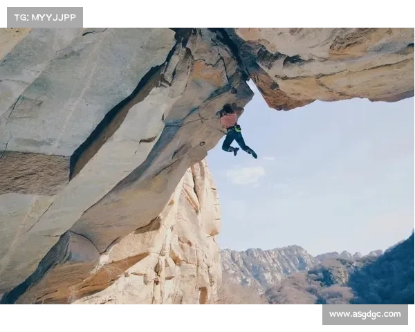 岩石攀爬大师赛激烈开赛 精英选手挑战极限攀登技艺展现极致力量